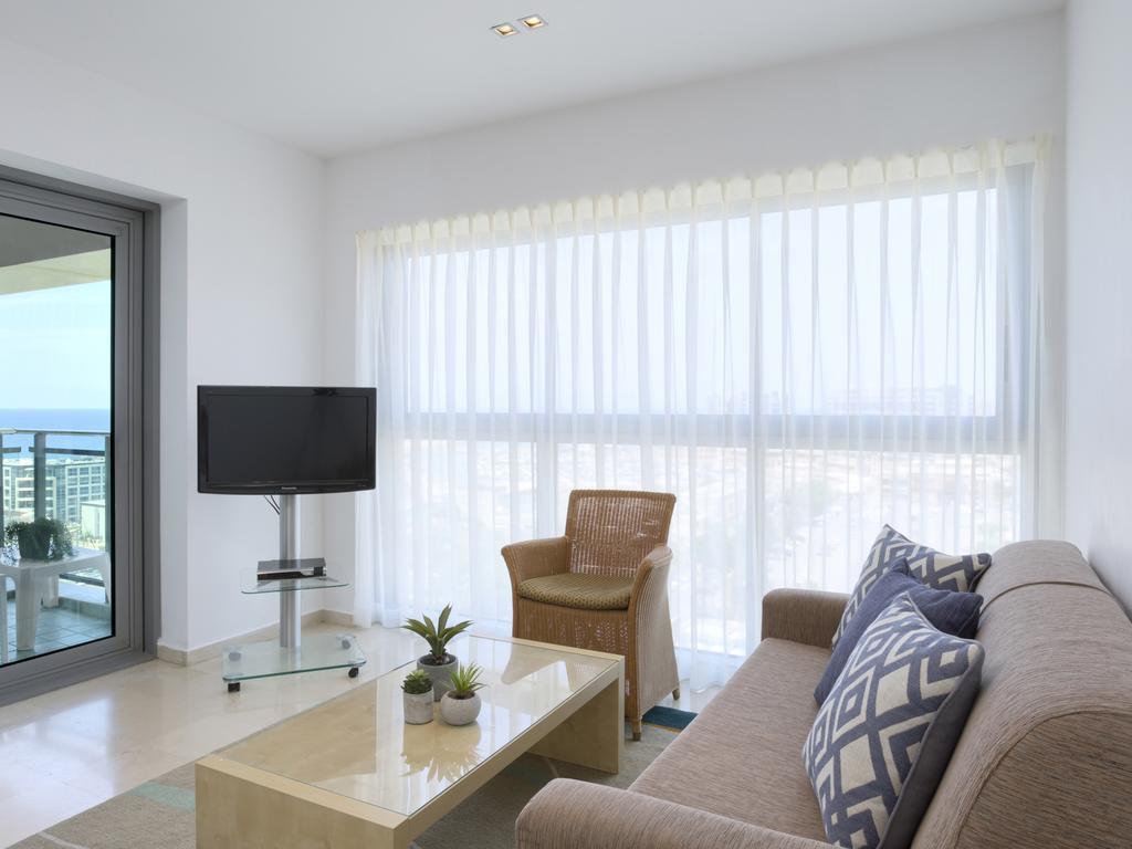 Aparthotel Okeanos On The Beach Herzliya Room photo