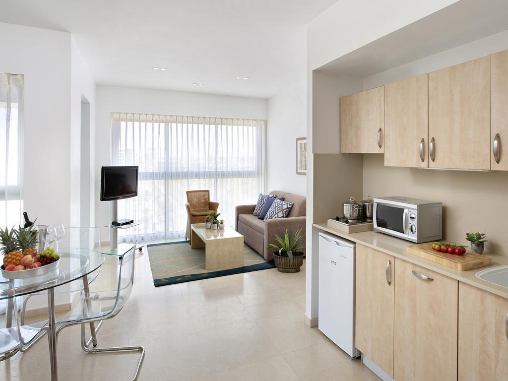 Aparthotel Okeanos On The Beach Herzliya Room photo
