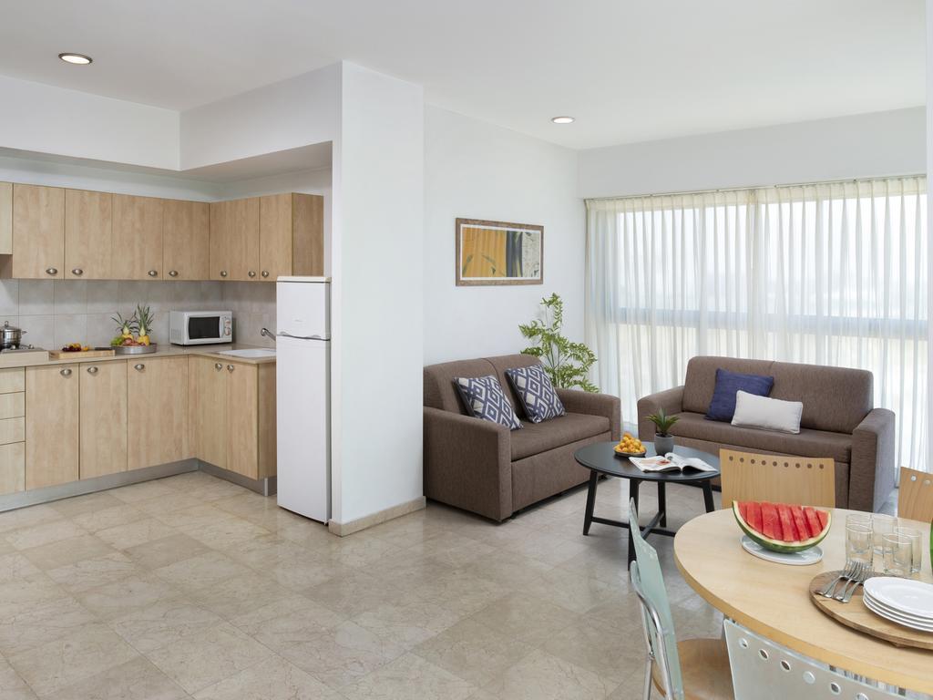 Aparthotel Okeanos On The Beach Herzliya Room photo