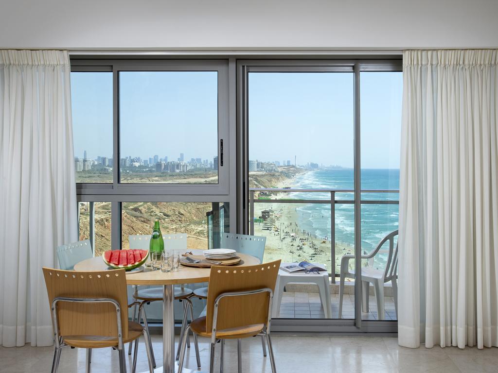 Aparthotel Okeanos On The Beach Herzliya Room photo