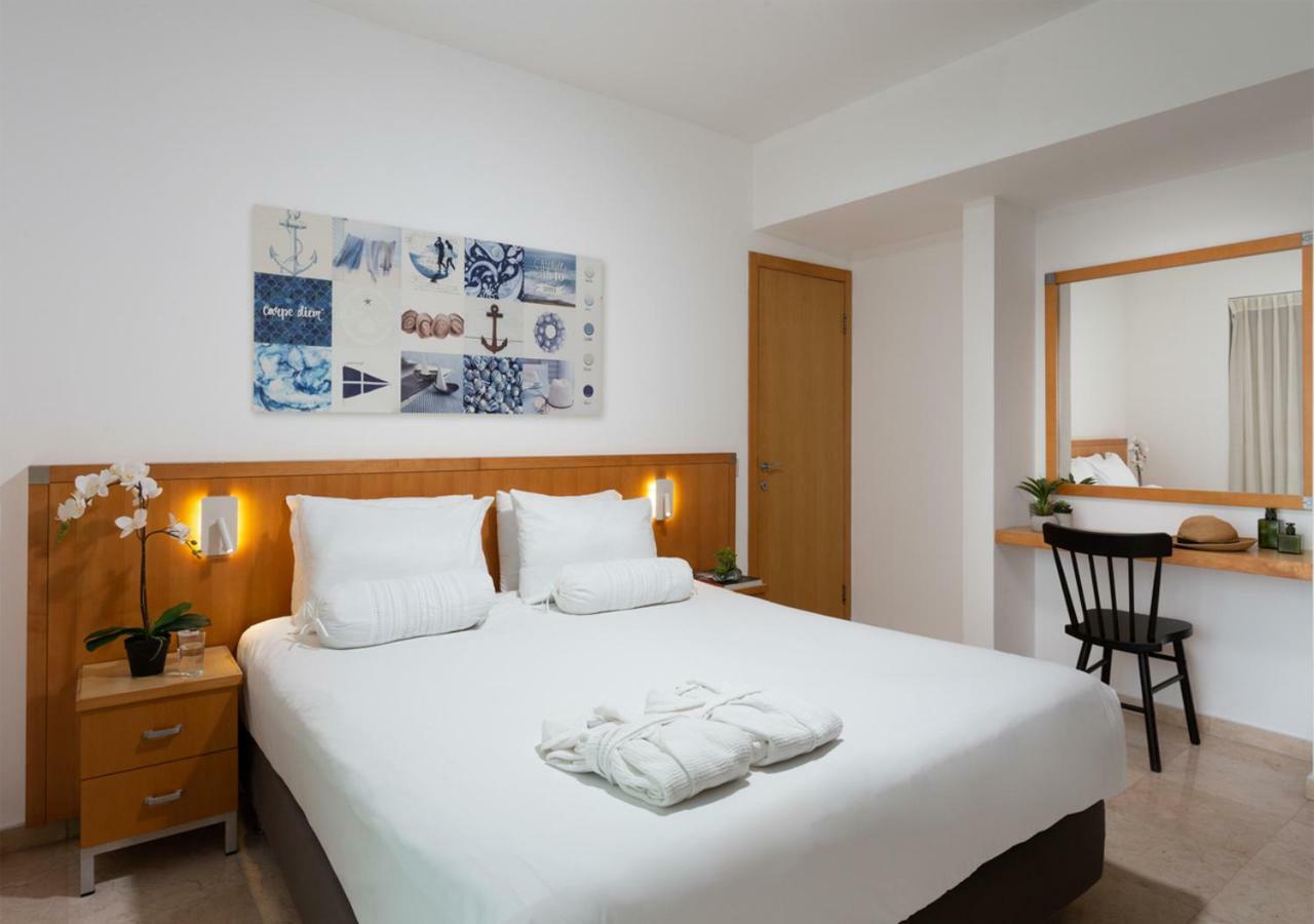 Aparthotel Okeanos On The Beach Herzliya Exterior photo